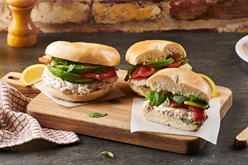 Bagels de thon germon au naturel, avocat, roquette, tomates et basilic