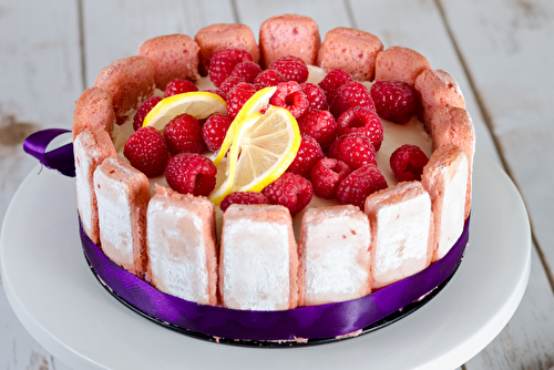 Bavarois aux framboises, citron et biscuits roses de Reims