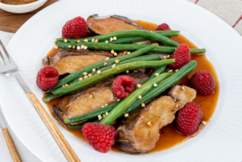 Foie de veau à la lyonnaise, framboises et salade de haricots verts