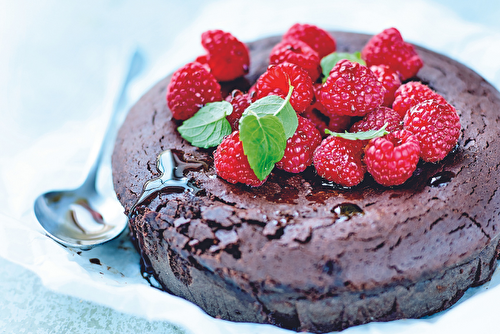 Gâteau au chocolat extra noir, framboises et menthe