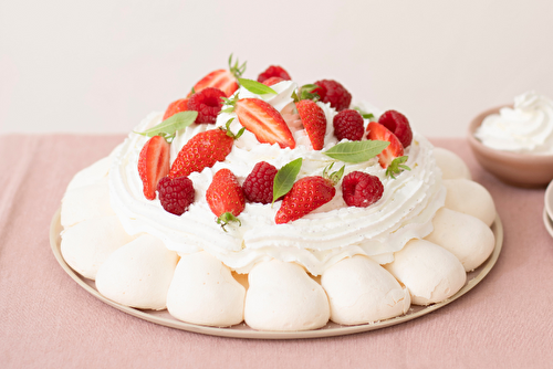 Pavlova fraises et framboises à la chantilly infusée à la verveine