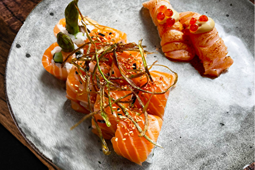 Sushi de saumon de Norvège en deux recettes : California roll au saumon de Norvège, asperges, avocat et graines de sésame & Sushi de ventrèche de saumon de Norvège, mayonnaise et œufs de saumon marinés