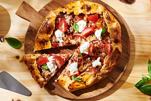 Tarte rustique au thon blanc germon au naturel, tomates, burrata et basilic