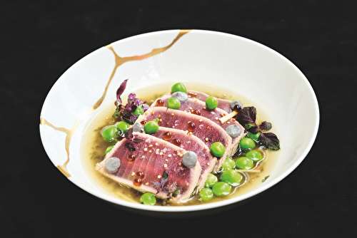 Bouillon de thon aux algues, petits pois et condiment de sésame noir