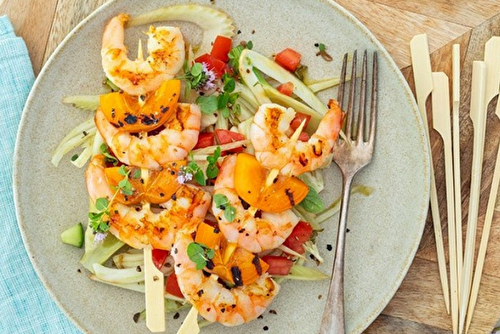 Brochettes de gambas grillées aux abricots et salade de fenouil