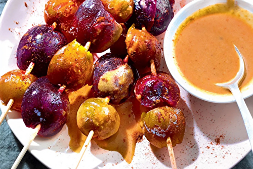 Brochettes de prunes et sauce pain d’épices