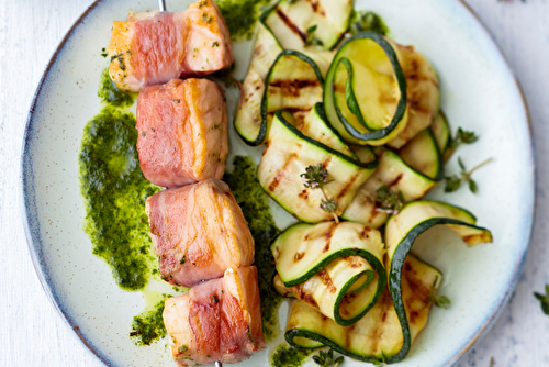 Brochettes de saumon écossais Label Rouge au jambon de Parme et au pesto, courgettes grillées