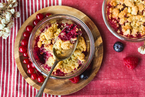 Crumble aux fruits rouges à la gomme d’acacia