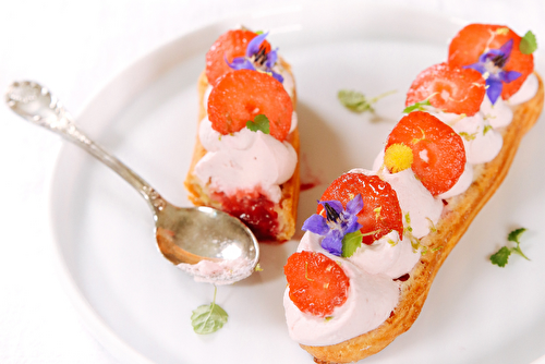 Eclairs d’été aux fraises et à la chantilly fraise