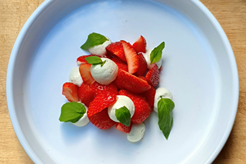 Fraises et crème mousseuse de mascarpone au basilic