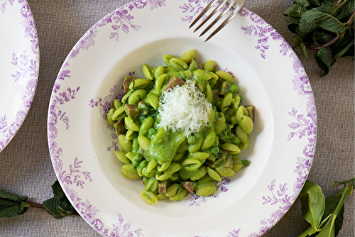 Gnocchetti aux petits pois, salami, menthe et pecorino