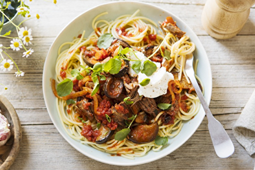 Ragoût d'aubergines au bœuf irlandais, tomates, spaghetti et ricotta