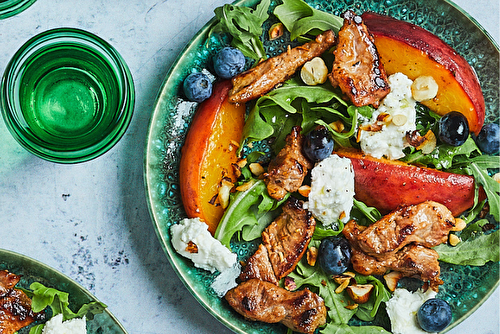 Salade d’agneau aux pêches rôties, chèvre frais, myrtilles et noisettes