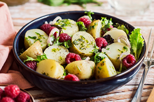 Salade de pommes de terre aux framboises et vinaigrette aux herbes