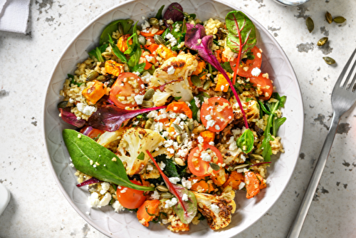 Salade orientale de légumes rôtis, avec du boulgour et de la feta