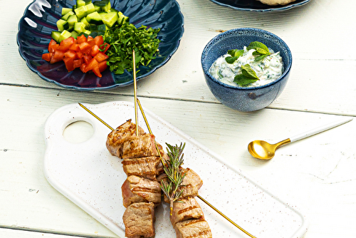 Souvlaki de veau, sauce tzatziki et pain pita