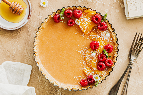 Tarte crue aux pêches et confiture de fraise