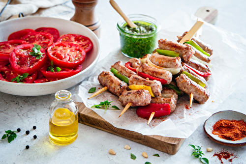 Brochettes de chipolatas aux poivrons et pesto maison