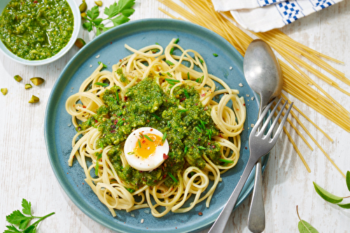 Linguine au pesto de pistache et œuf mollet