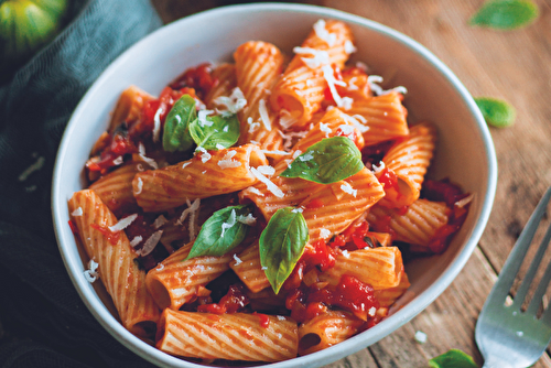 Rigatonis aux tomates et piment, ail et basilic