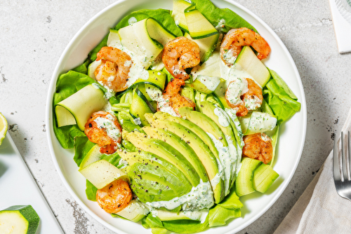 Salade d’avocat aux crevettes et courgettes