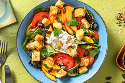 Salade de pêches aux tomates et burrata