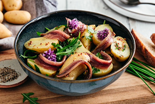 Salade de pommes de terre et aux filets d’anchois Pêche Responsable salés allongés à l’huile d’olive et roquette