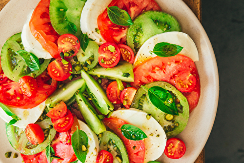 Salade de tomates mozzarella, vinaigrette à l’ail noir