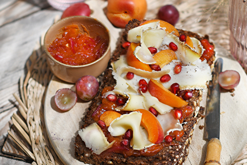 Tartine fromagère au chutney d’abricot