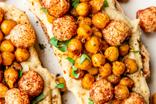 Tartines de houmous et de pois chiches croustillants