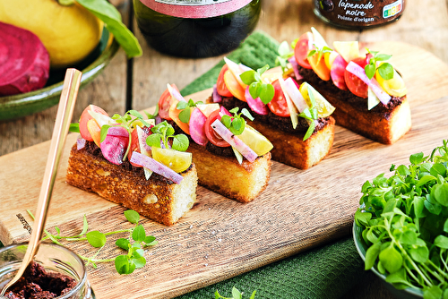 Brioche toastée à l’huile d’olive, tapenade d’olives et jardin de légumes crus