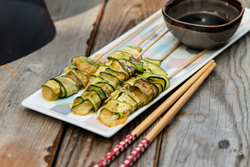 Brochettes de courgettes au fromage, comme des yakitoris