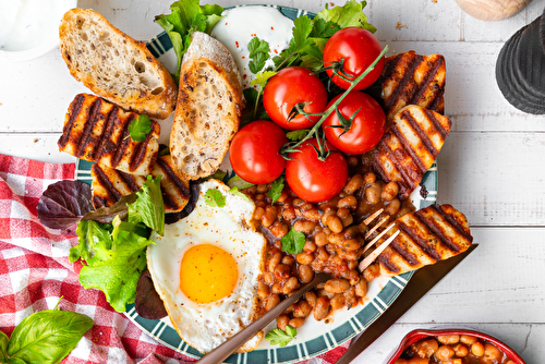 Brunch aux cocos blancs à la tomate