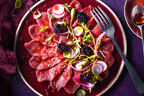 Carpaccio de bœuf, huile citronnée, vinaigre de mûres, mûres fraîches, câpres, pickles d’oignons rouges, roquette et fleur de sel Le Guérandais