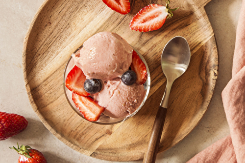 Glace au yaourt au chèvre et fruits rouges