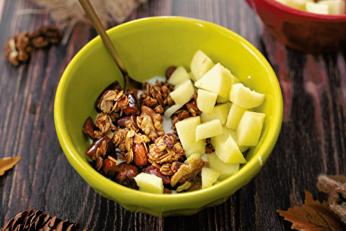 Muesli à la poêle avec des pommes et du yaourt