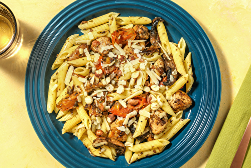 Penne au poulet et pesto aux champignons