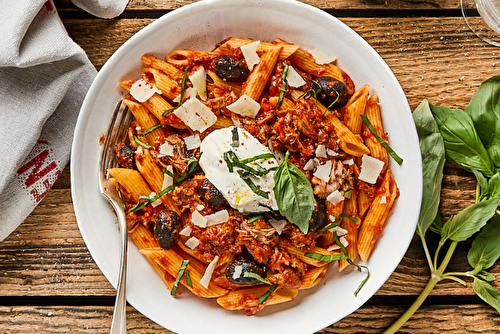 Penne au ragù d’épaule d’agneau à la tomate et aux olives noires