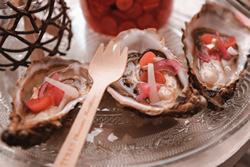 Pickles de radis roses, aux oignons rouges et amandes, huîtres spéciales