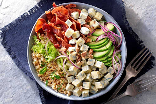 Salade bowl, boulghour, batavia, avocat, à la Fourme de Montbrison et au jambon cru du Forez