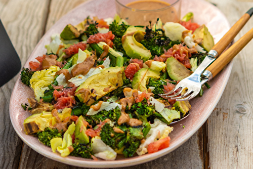 Salade de bimis aux avocats et pamplemousses grillés, sauce aux cacahuètes