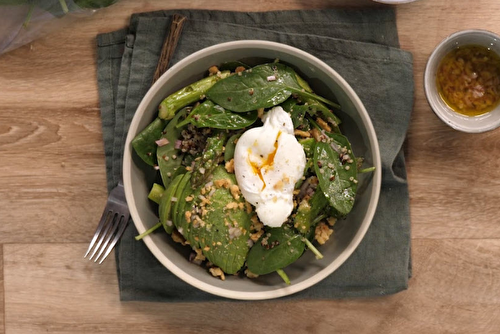 Salade de pousses d’épinards au quinoa, asperges et crumble de parmesan