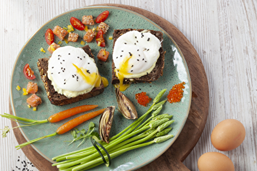 Toasts aux oeufs pochés, sauce hollandaise et petits légumes