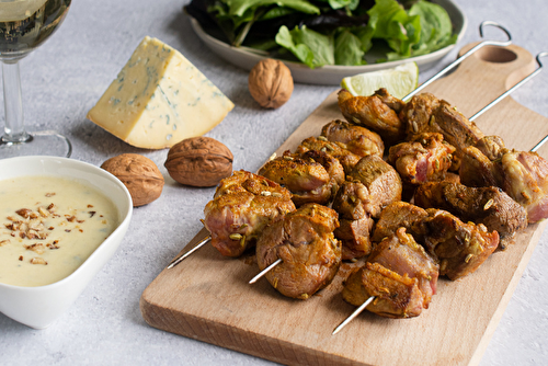 Brochettes d’agneau, sauce à la Fourme de Montbrison et noix de Grenoble