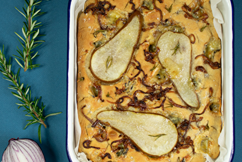 Focaccia aux oignons caramélisés, poires et Fourme d’Ambert