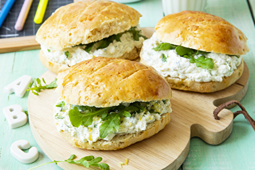 Pains au lait fourrés au fromage frais, citron et roquette