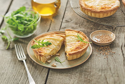 Quiche à la volaille, sésame et fromages