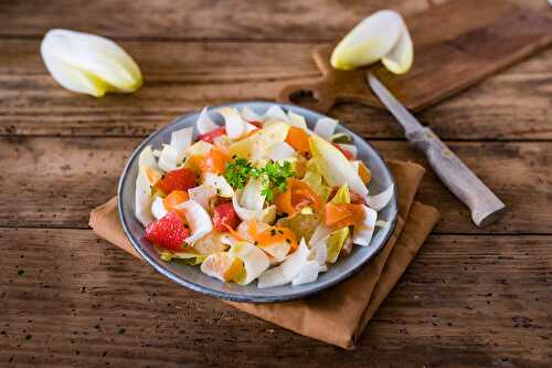 Salade croquante aux endives, agrumes et saumon fumé