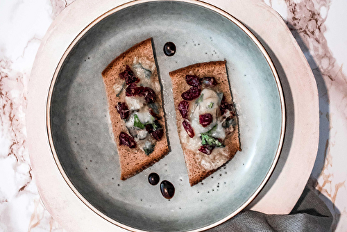 Toasts de pain de seigle aux huitres, comté et cranberries