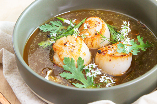 Bouillon façon ramen aux noix de Saint-Jacques de la baie de Saint-Brieuc